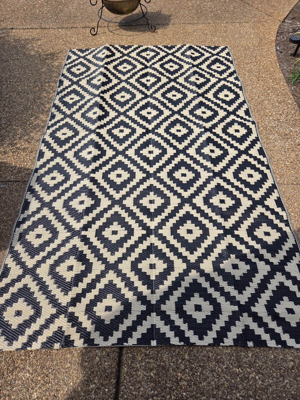 Geometric Waterproof Plastic Straw Outdoor Rug 5x8 - Black And Tan